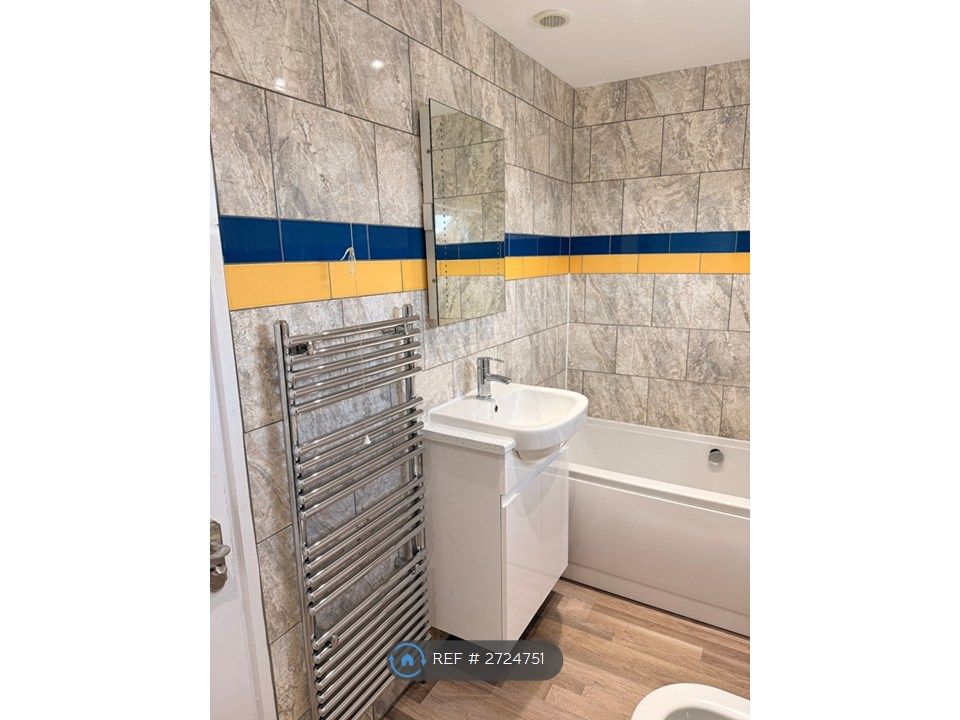 Property photo 3 of 17 Bathroom