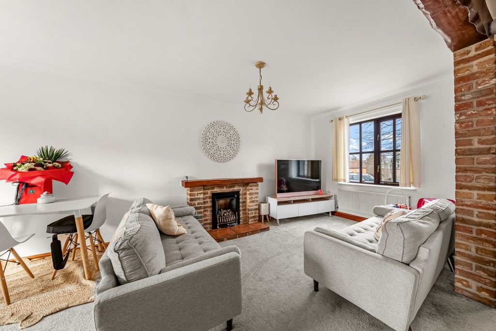 Property photo 1 of 10 Lounge