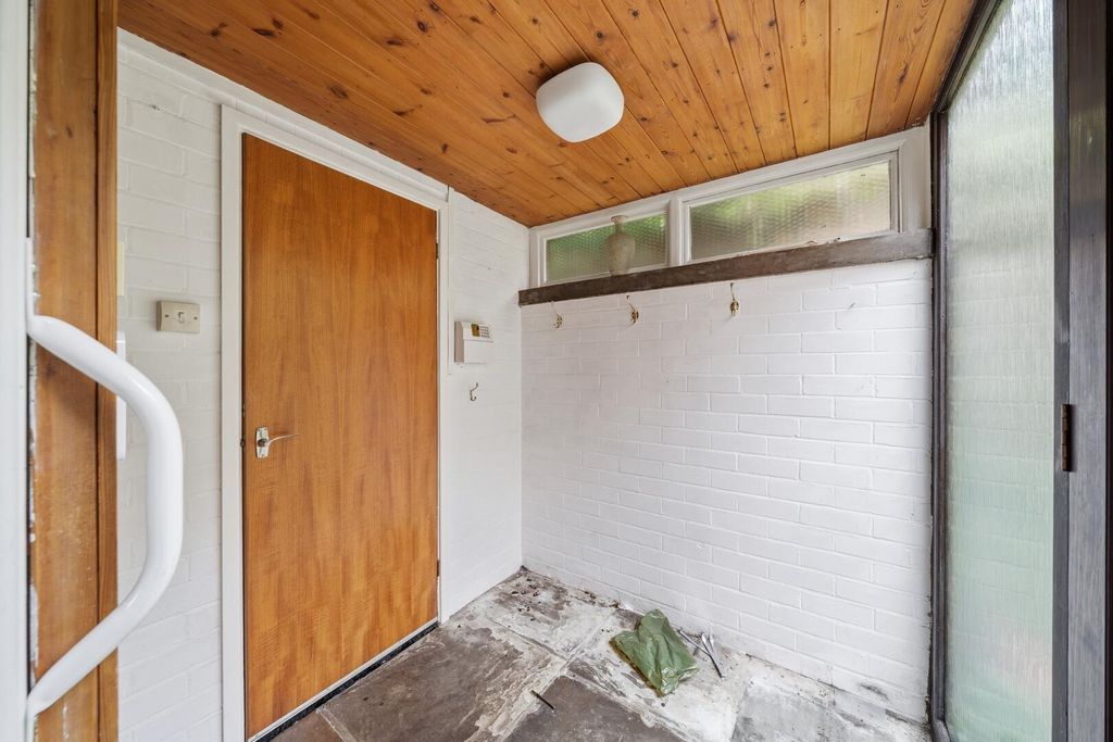 Property photo 2 of 30 Cloakroom