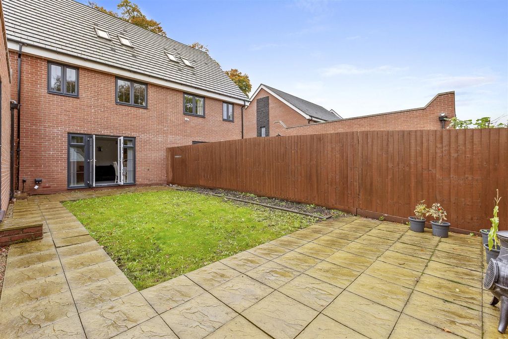 Property photo 2 of 15 46 Trinity Circle, Hp11 1Fd-13.Jpg