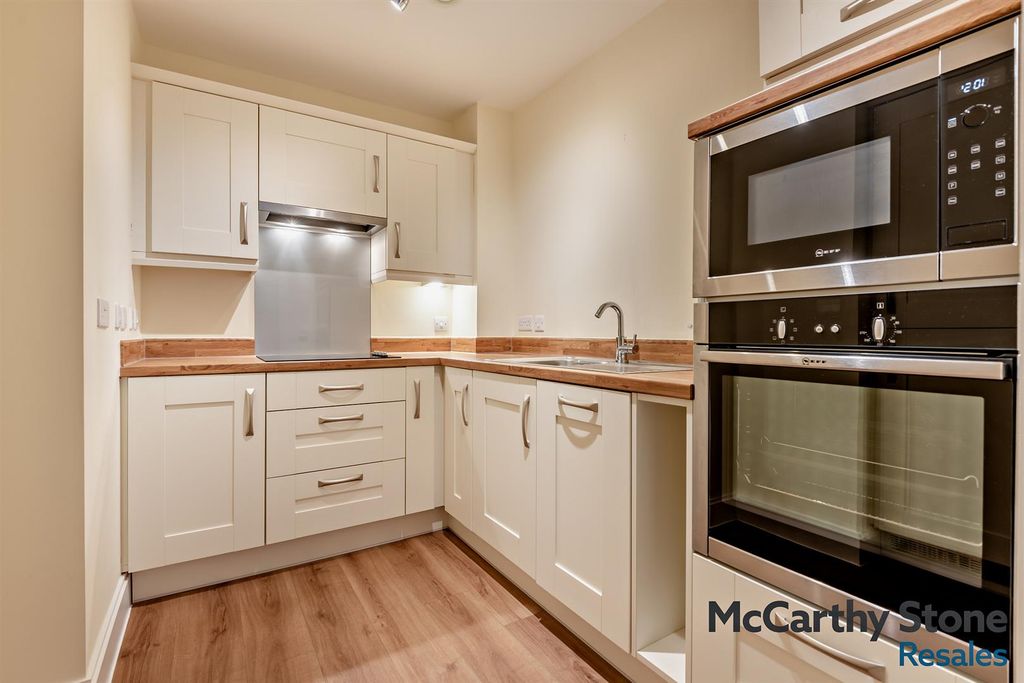 Property photo 3 of 23 Kitchen