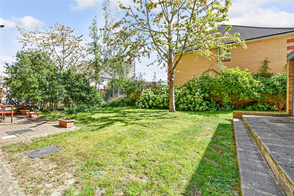 Property photo 2 of 10 Communal Gardens