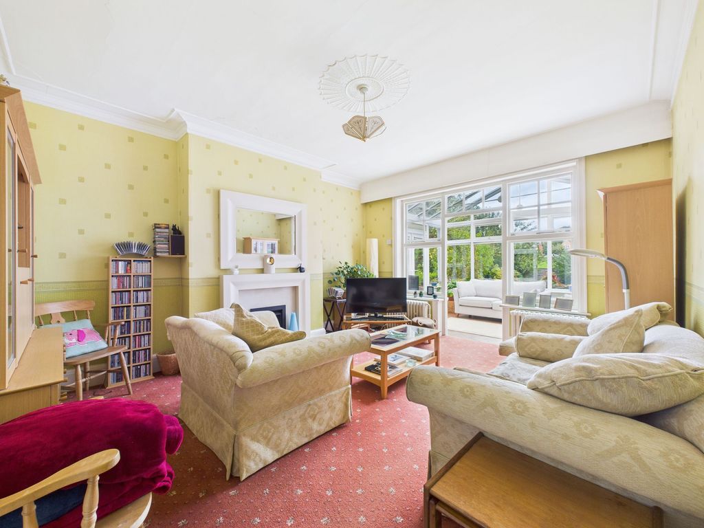 Property photo 3 of 37 Lounge