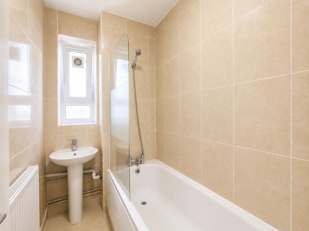Property photo 2 of 10 Bathroom
