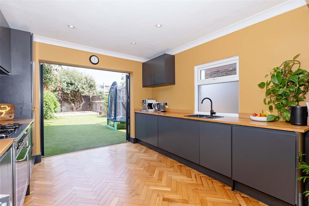 Property photo 3 of 22 Northcourt Rd_17.Jpg