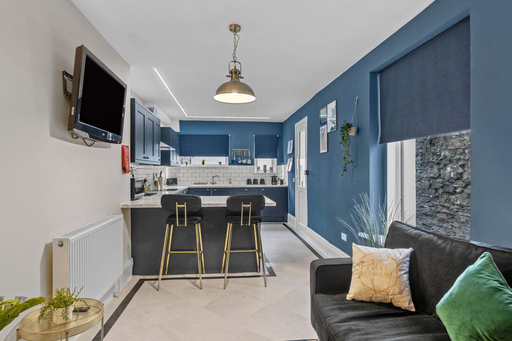 Property photo 3 of 10 0015