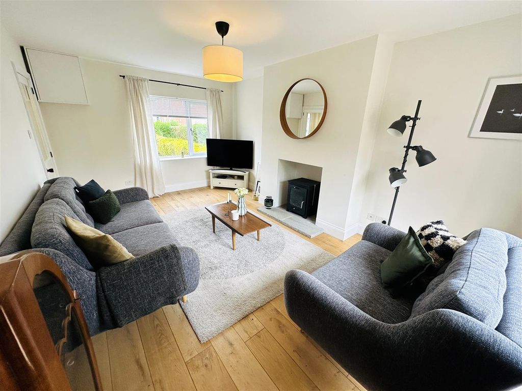 Property photo 3 of 19 Lounge