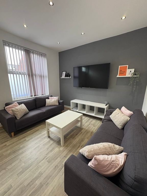 Property photo 1 of 24 Bright, Modern Living Room With Two Comfortable Da...