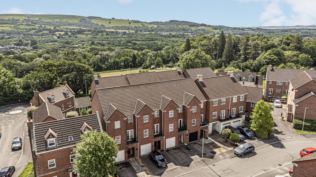 Property photo 2 of 33