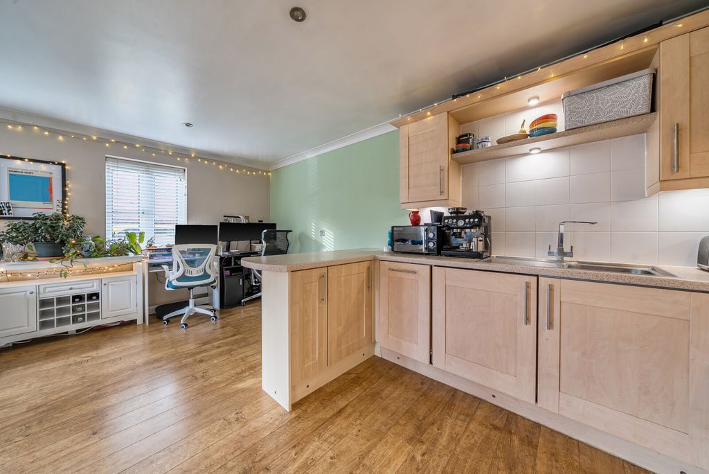 Property photo 3 of 12 Kitchen