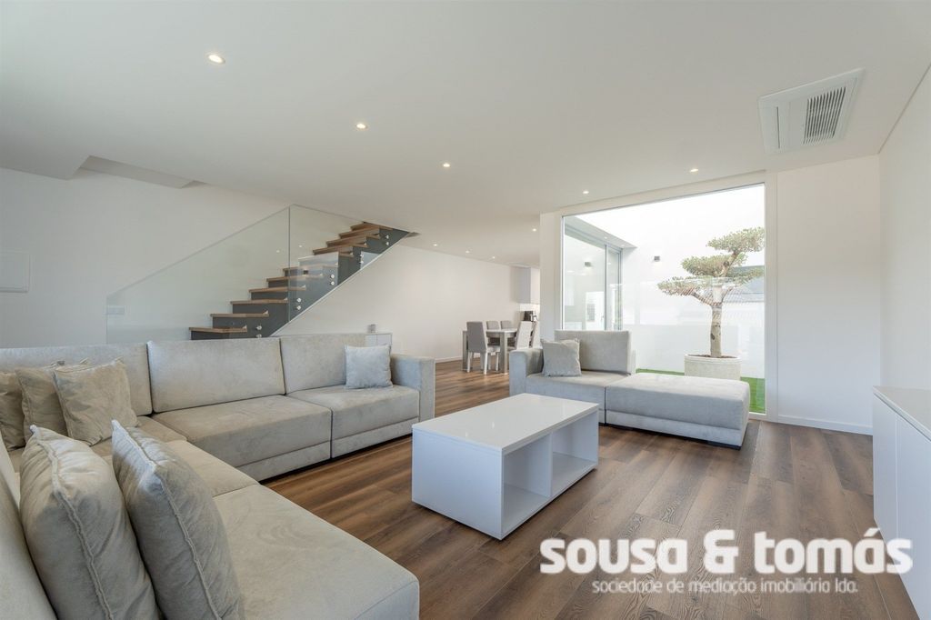 Property photo 1 of 48 Semi-Detached House T3+1 Sell In Milagres,Leiria