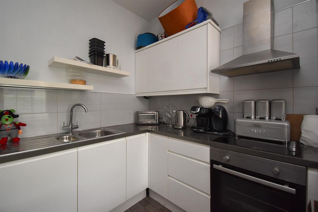 Property photo 3 of 8 Kitchen