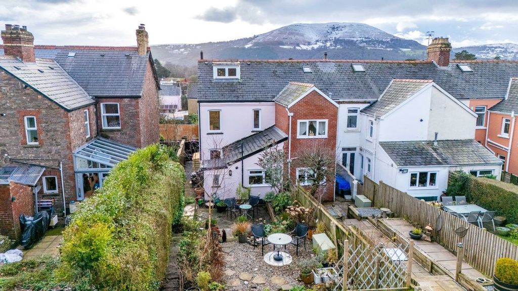 Property photo 3 of 28