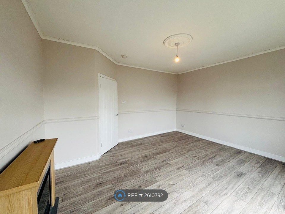 Property photo 3 of 13 Livingroom
