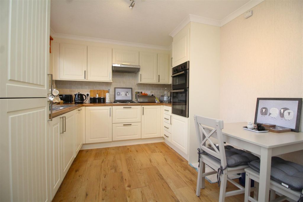 Property photo 3 of 14 Kitchen 2 .Jpg