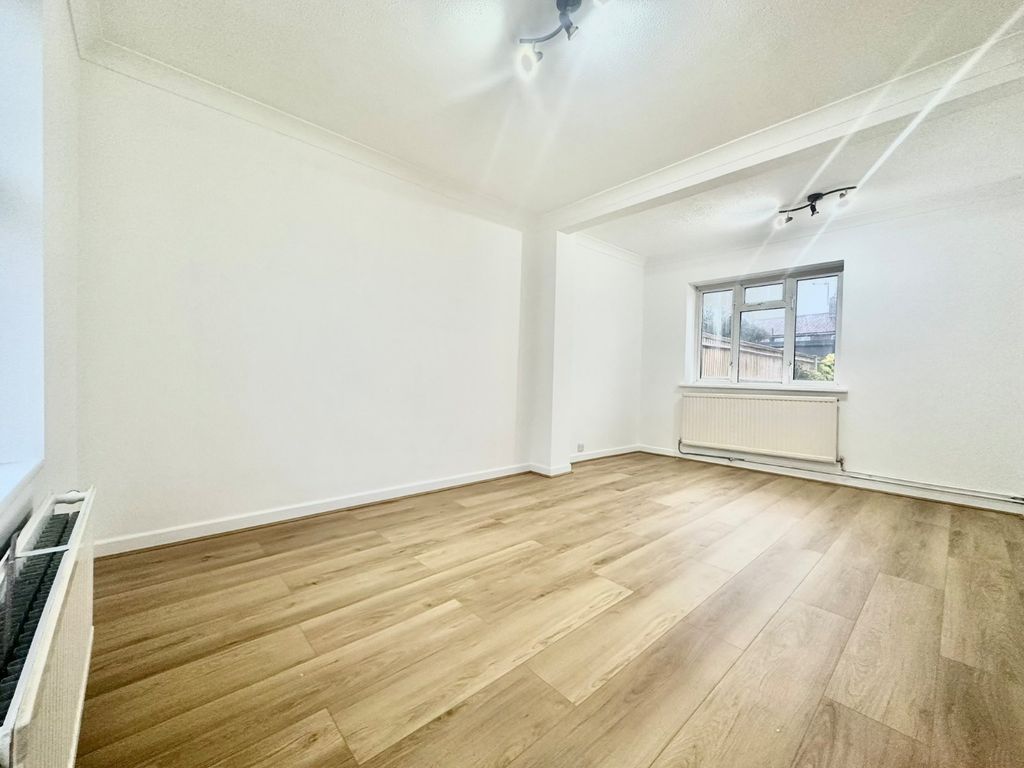 Property photo 3 of 13 Picture No. 02