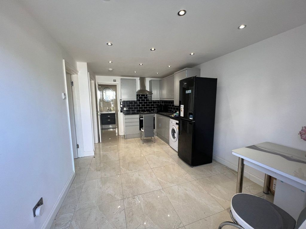 Property photo 1 of 4 Two Bedroom Flat Close To Ilford Station - Â£2000 Pcm