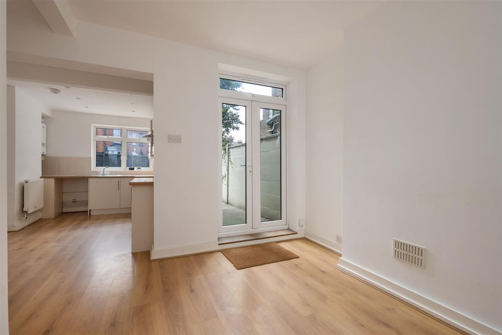 Property photo 3 of 13 Cromwell Road, Whitstable