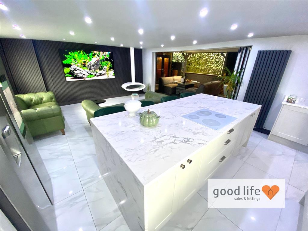 Property photo 2 of 25 20250214_113307759_Ios15Norwayave.Jpg