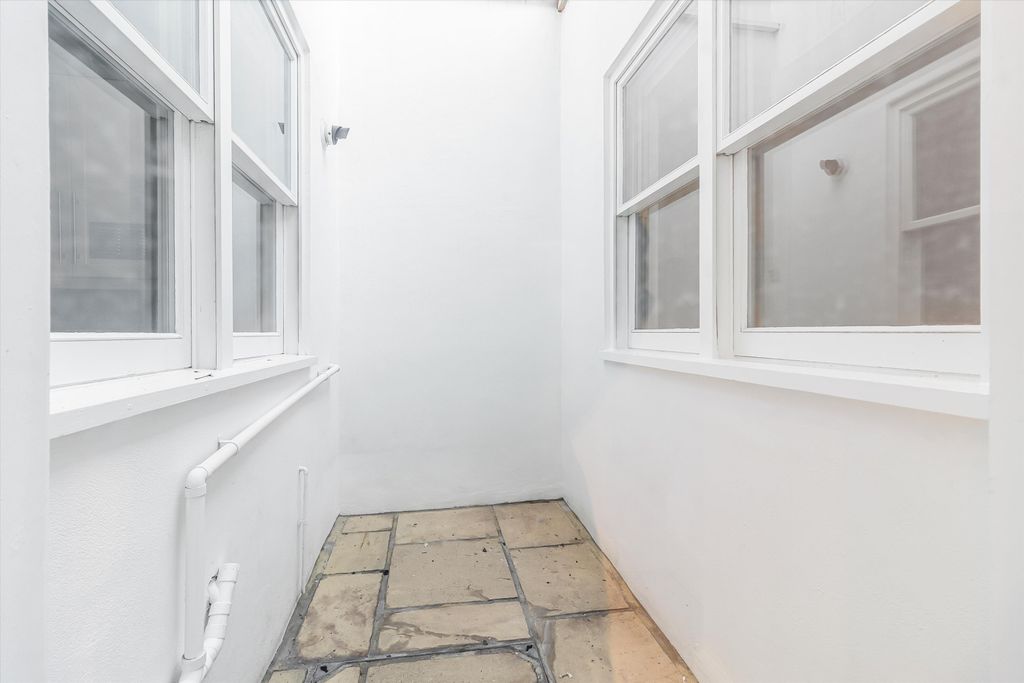 Property photo 3 of 16 Image
