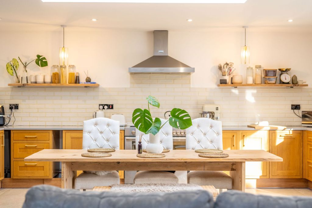 Property photo 2 of 33