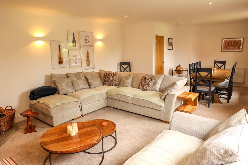 Property photo 3 of 46 Lounge