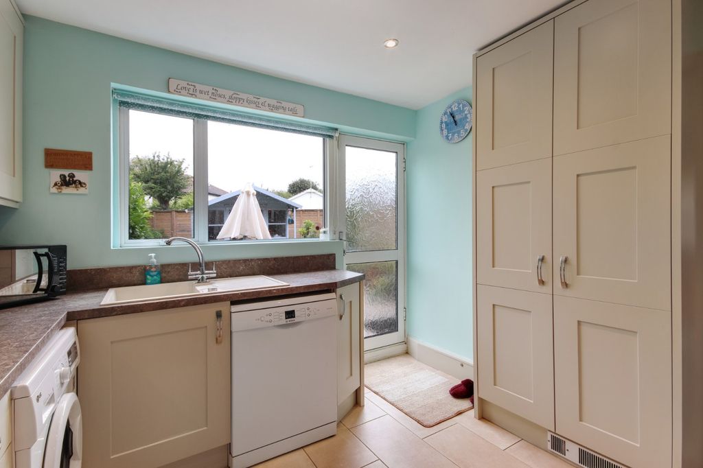 Property photo 3 of 17 Kitchen