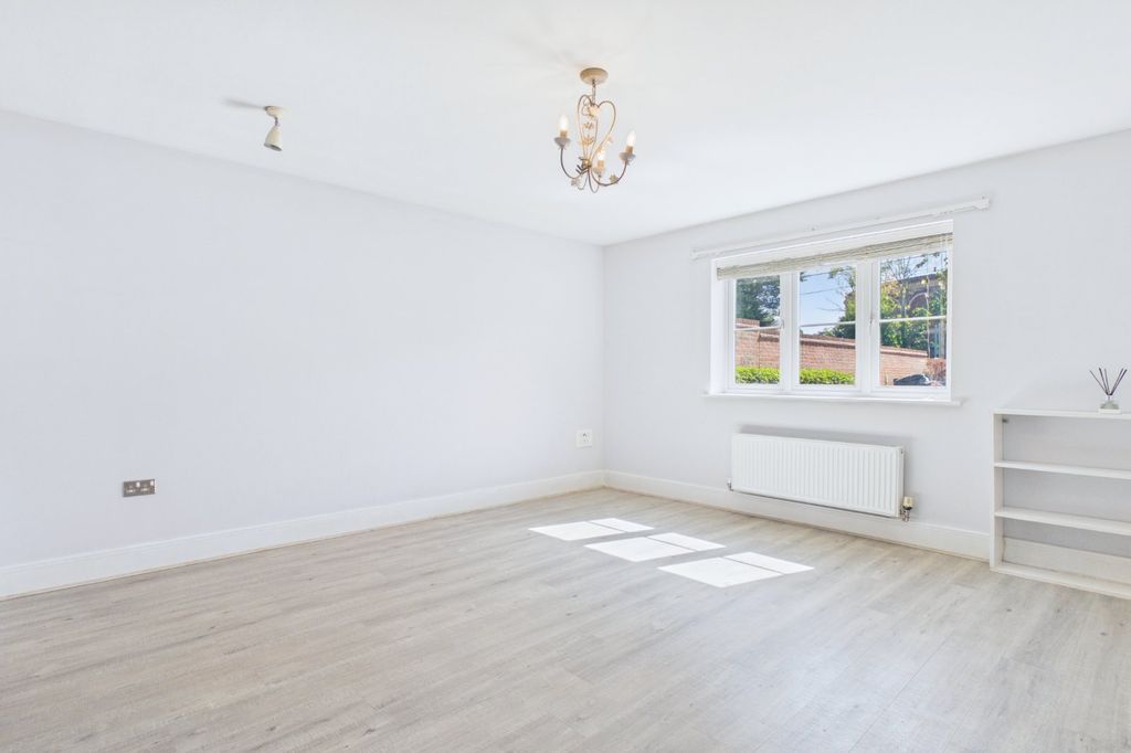 Property photo 2 of 11 Picture No. 35