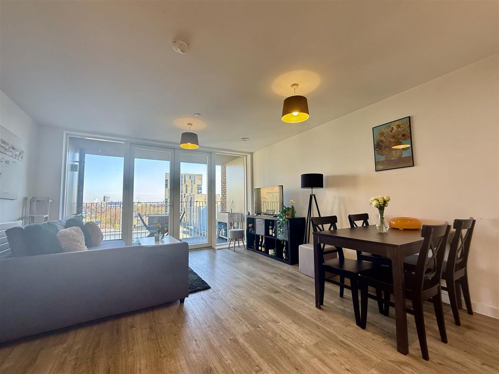 Property photo 2 of 16 Bond House