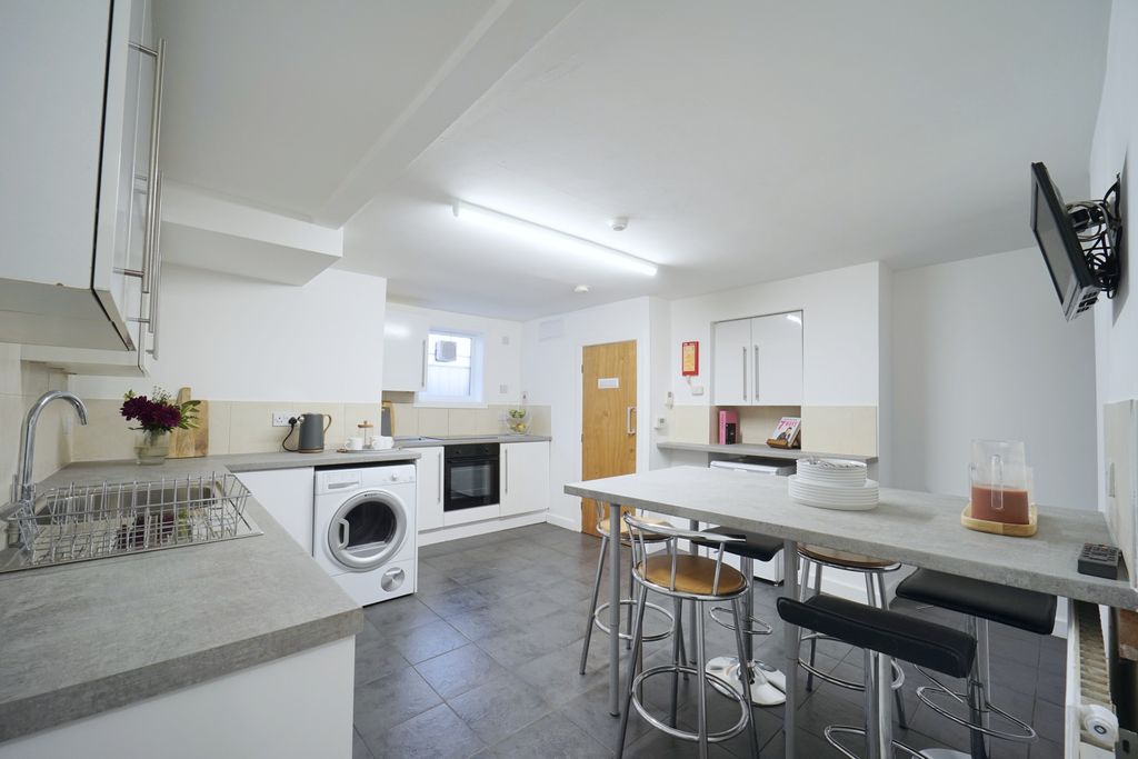 Property photo 2 of 27 A Bright And Modern Living Room With Ample Space F...