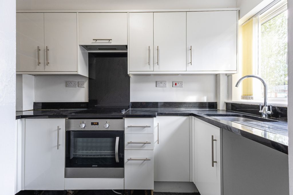 Property photo 3 of 15 Kitchen