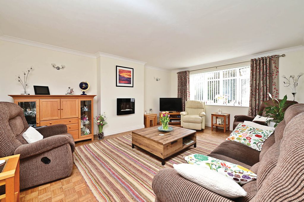 Property photo 2 of 13 31 Beech Drive (9)