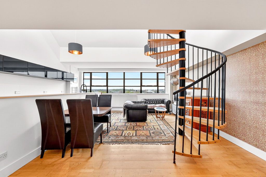 Property photo 2 of 39