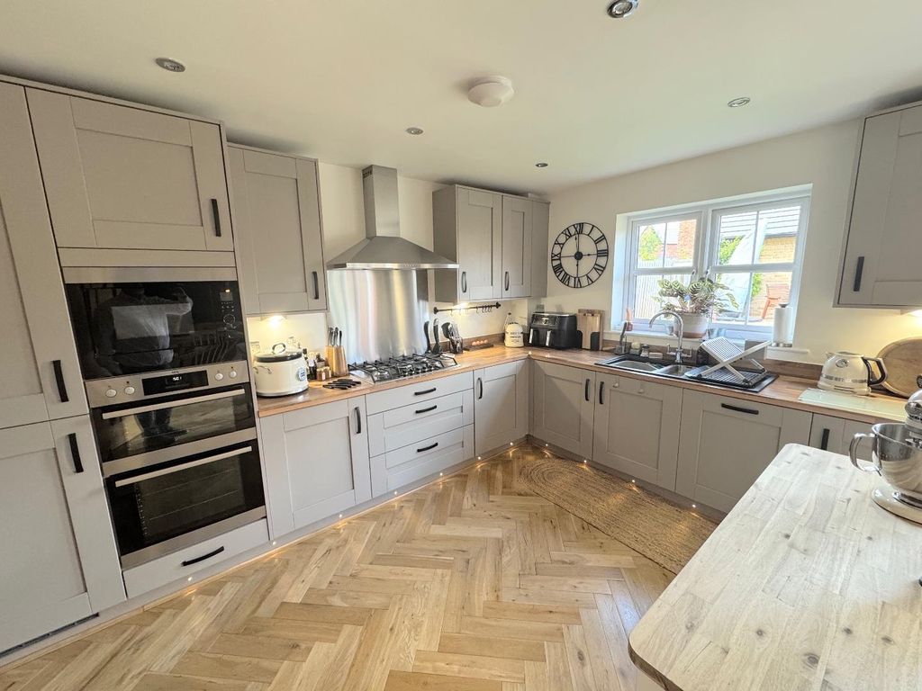 Property photo 3 of 16 Kitchen