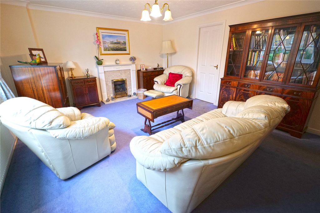 Property photo 3 of 19 Lounge