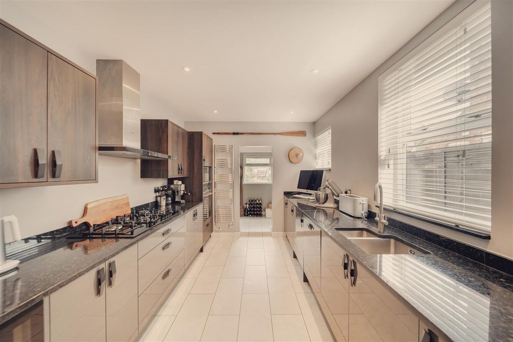 Property photo 3 of 16 Henslow Rd-59.Jpg