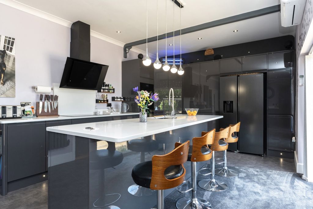 Property photo 3 of 27 Breakfast Kitchen
