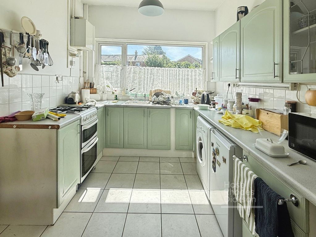 Property photo 3 of 14 Kitchen