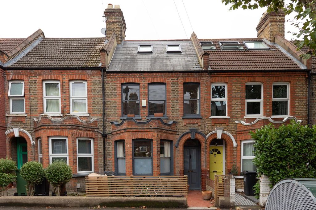 Property photo 1 of 36 Lloyd Road, E17