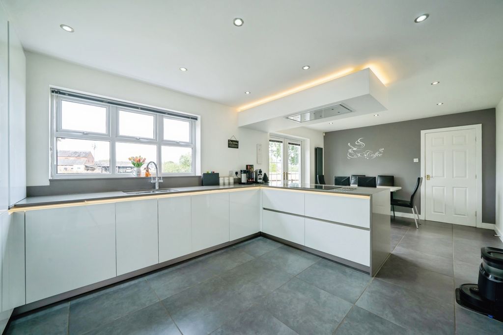Property photo 2 of 21 Breakfast Kitchen