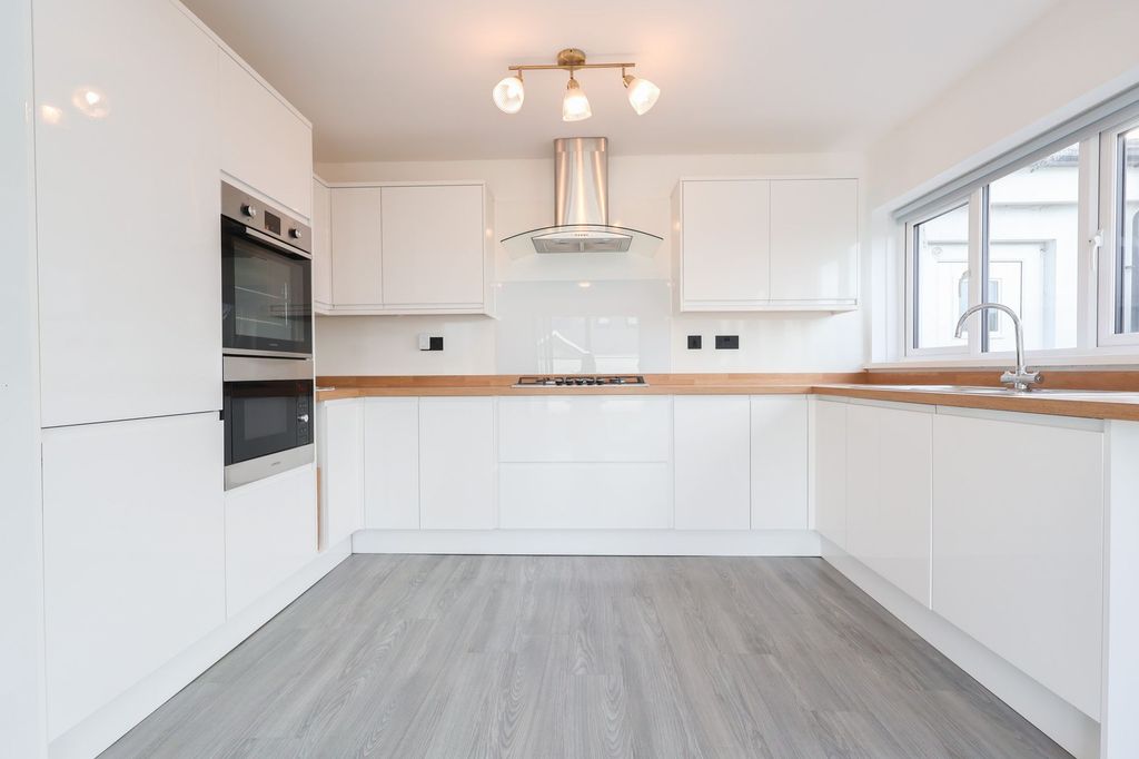 Property photo 3 of 31 Kitchen/Diner