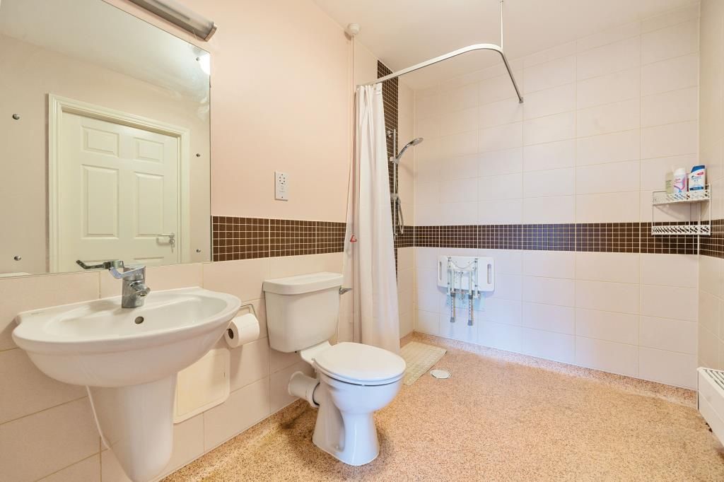 Property photo 3 of 10 Bathroom