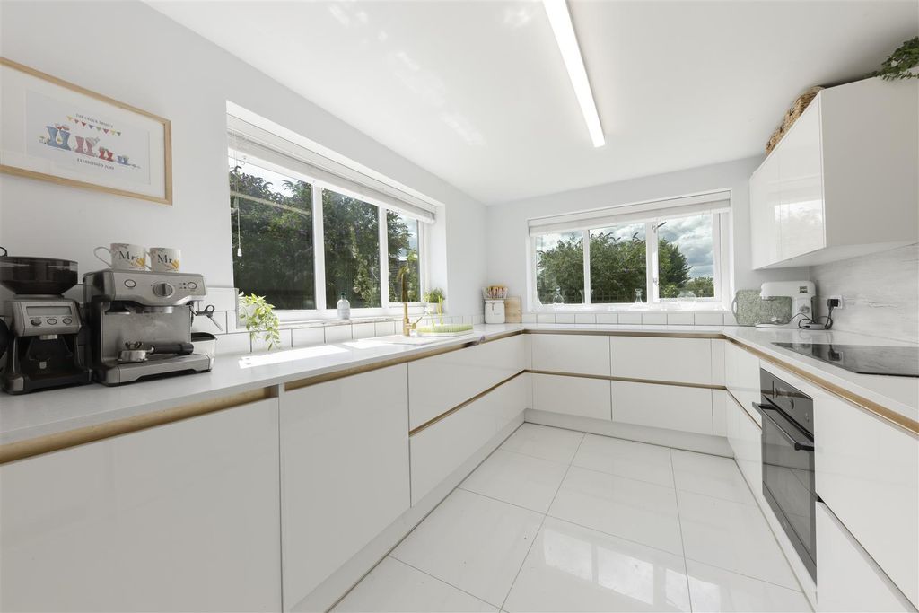 Property photo 2 of 16 Kitchen Breakfast Room