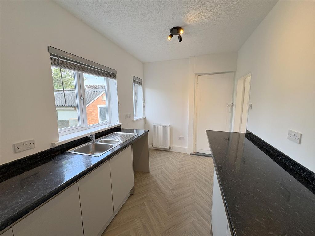 Property photo 3 of 19 Kitchen