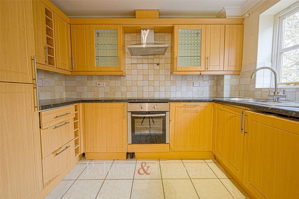 Property photo 3 of 8 Kitchen