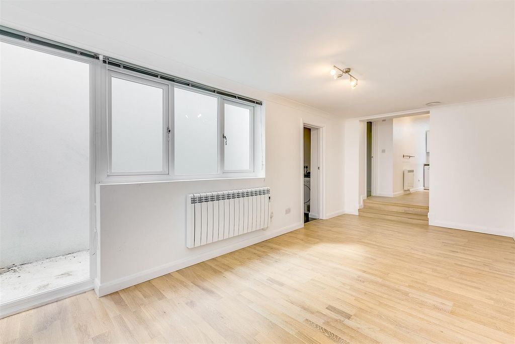 Property photo 3 of 9 Kingston Road Sw19 Reception 1