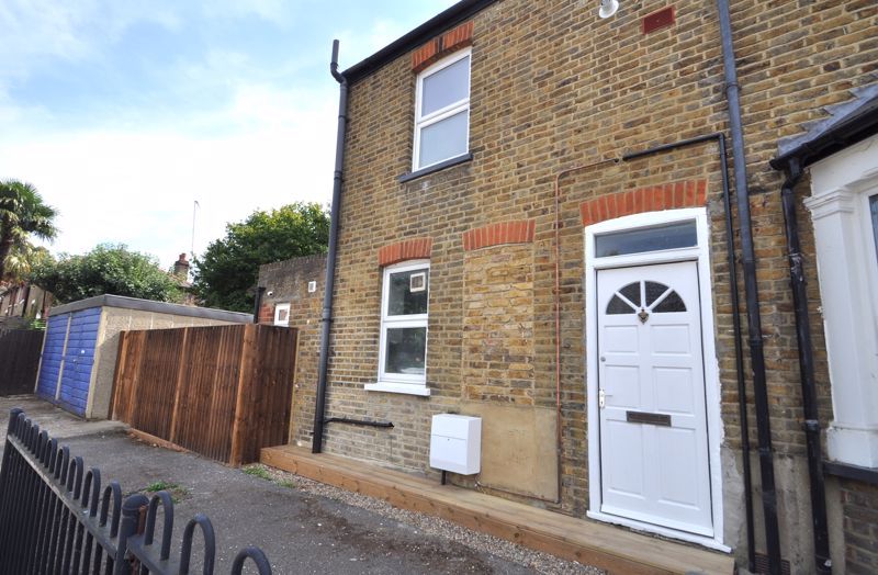 Property photo 1 of 8 Photo 4