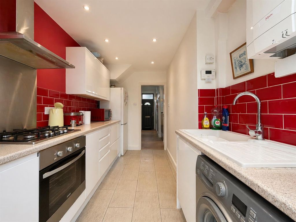 Property photo 2 of 11 Kitchen