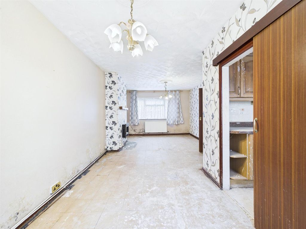 Property photo 3 of 14 4 - 3-Bed Semi In Yate.Jpg