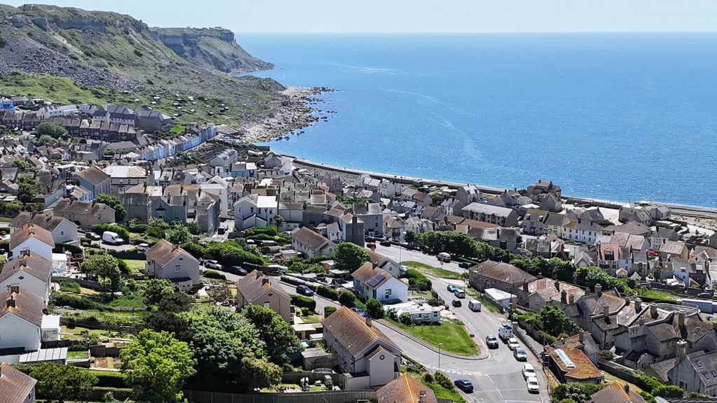 Property photo 2 of 21 Chesil Cove